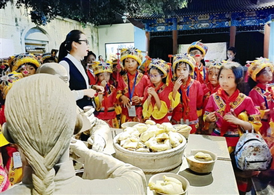 百名仫佬娃到深圳过“六一”