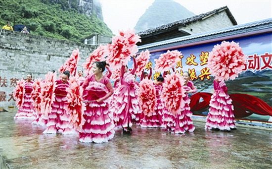 市政协率团到仁良村开展“助力脱贫攻坚”慰问演出