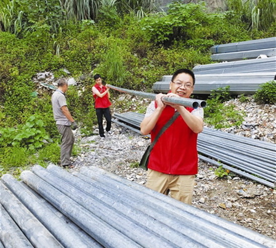 水利局捐赠水管 六通村即将通水