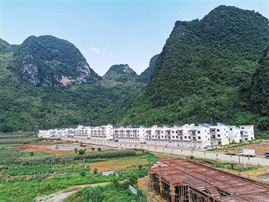 凤凰乡投资5000余万元易地搬迁安置贫困户966人