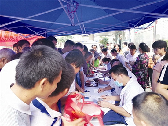 发放慢性病卡 落实医疗保障