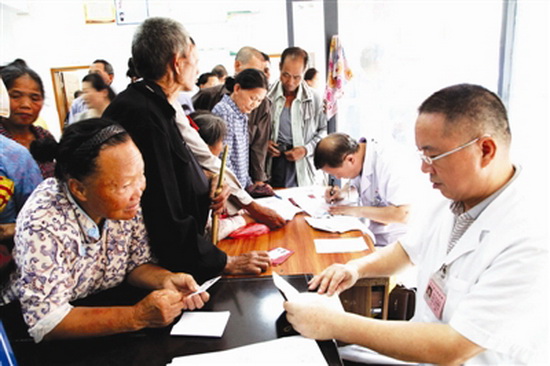 发放慢性病卡 筑牢健康屏障