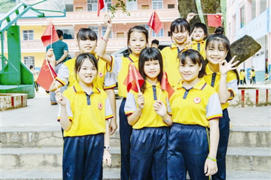 瑶山学子获赠校服