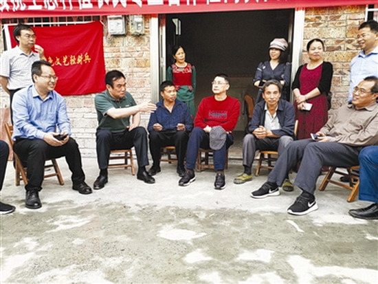 河池作家走基层聚焦环江扶贫经验