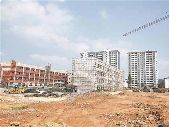 大化易地搬迁项目——民族新城初中正在紧张施工中
