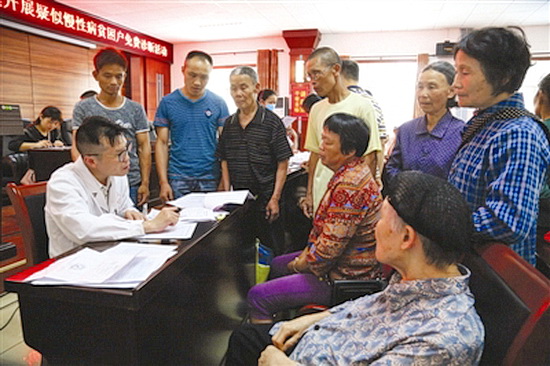 健康扶贫送下乡 医生义诊暖人心