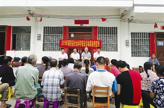 都安社科联到可力易安新区宣传科普条例及脱贫政策