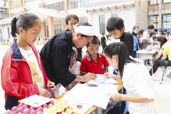 南丹白裤瑶贫困户子女入读新校