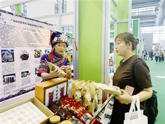 仫佬名优特产热销深圳“绿博会”