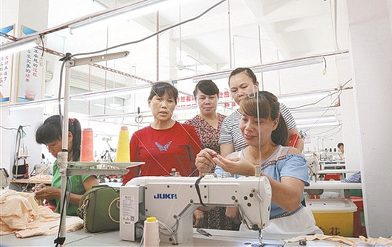 环江让千余名移民群众在家门口“扶贫车间”就业