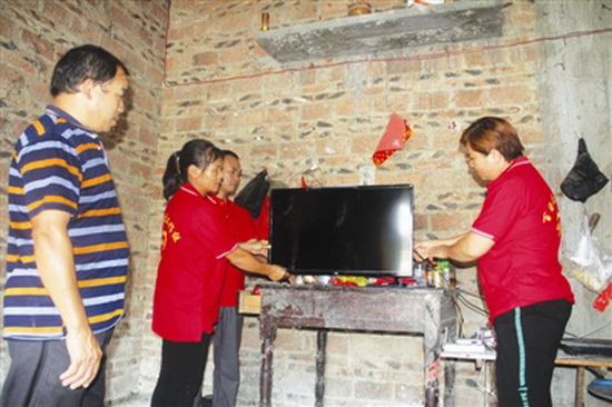 送电视扶贫 关怀暖人心