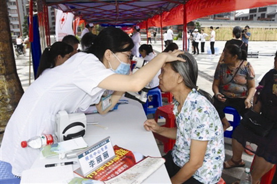 医疗专家为大化达吽小镇移民开展义诊活动