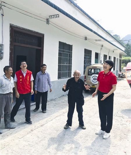 挪穷窝，抬轿上山接亲人