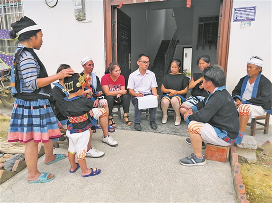 金城江区干部进村入户向白裤瑶同胞宣传惠农富民政策