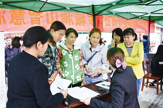 罗城：搬迁户门口开专场招聘会