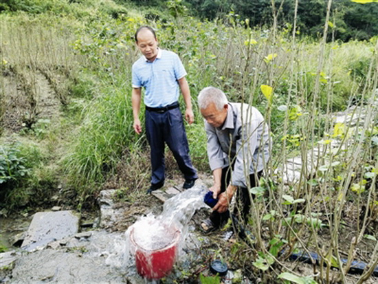干群齐心解决饮水难