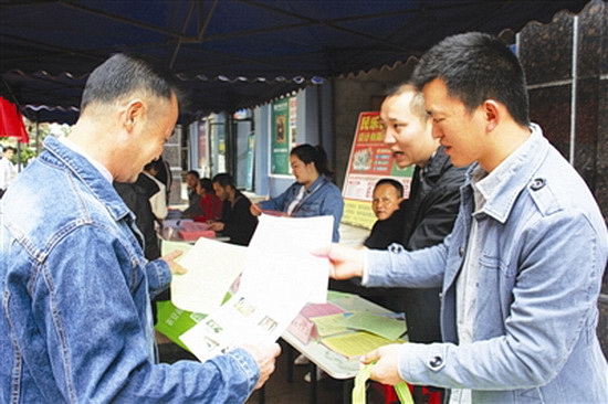 “扶贫日”南丹农业农村局进安置区开展宣传活动
