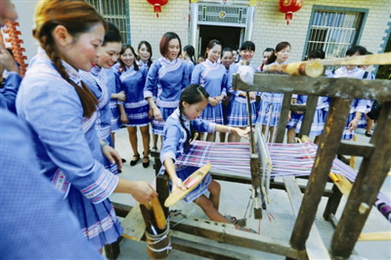 凤山蓝衣壮妇女巧手织富路