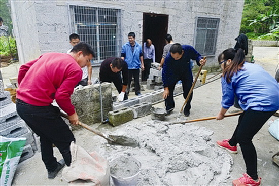 党员活动日，党员义务为残疾人贫困户建厨房
