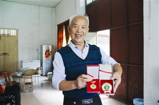 韦乃凡：17年一心为民的老支书