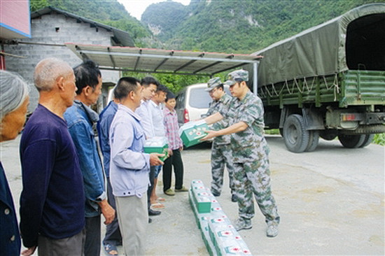 大丈村35个贫困家庭获赠药箱