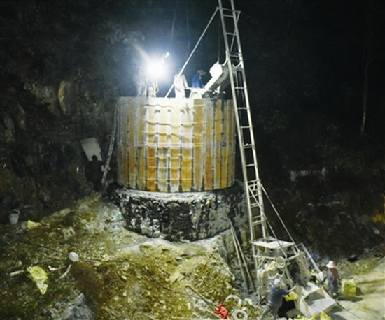 脱贫攻坚战正酣 挑灯夜战建水柜