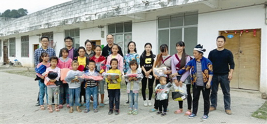 送衣暖人心 帮扶显真情