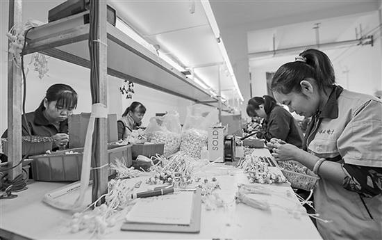 都安八仙易安区扶贫车间吸纳200名贫困户就业