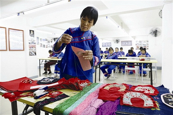 扶贫车间学技艺