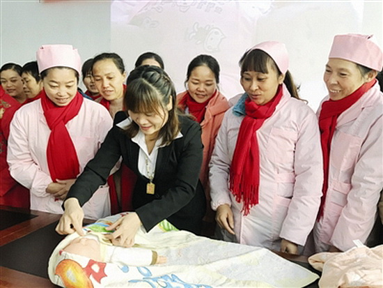 “仫佬家园”贫困妇女在家门口学习专业护理技能