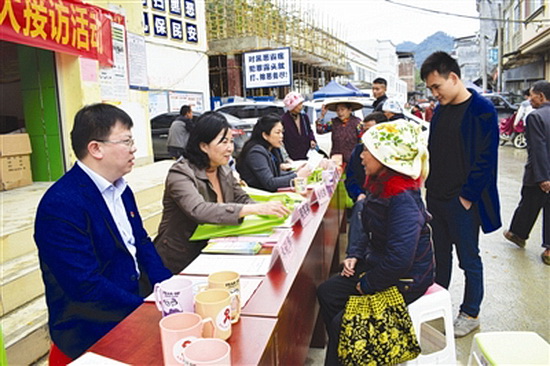 羌圩乡开展扶贫领域公开接访活动