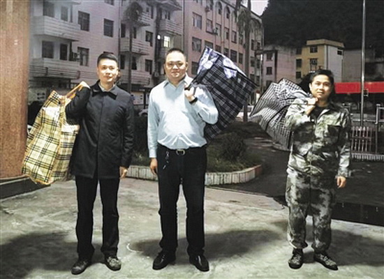 九圩37名镇干部扛编织袋住村扶贫