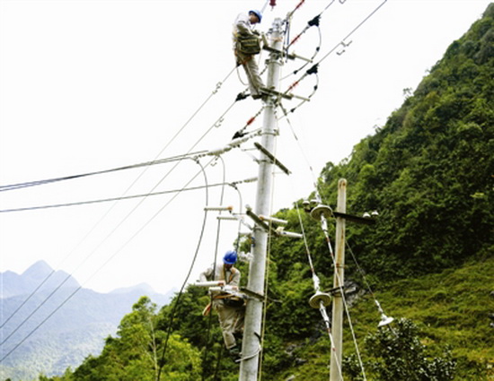 都安：改建农村电网 助力脱贫攻坚
