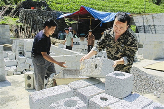 身献扶贫秋叶丹——追记都安地平村第一书记黄景教