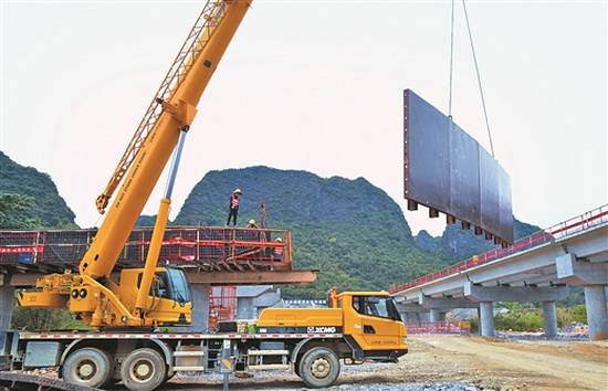 贺巴高速都安至巴马段正在紧张施工