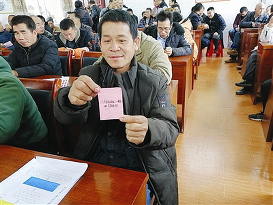 镇北易安新区搬迁群众参加农贸市场摊位经营抽签