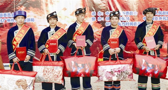 摘掉贫困帽欢歌颂党恩  小山村举行“颁奖典礼”