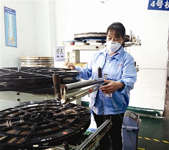 金城江区89名贫困群众搭“专车”赴粤复工