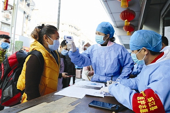 环江农民工搭上免费专车赴粤返岗