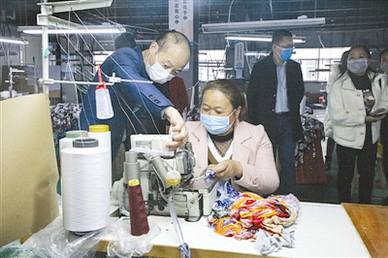 扶贫产业园迎来新员工