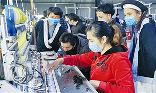 南丹里湖组织贫困群众到八圩扶贫产业园参观学习