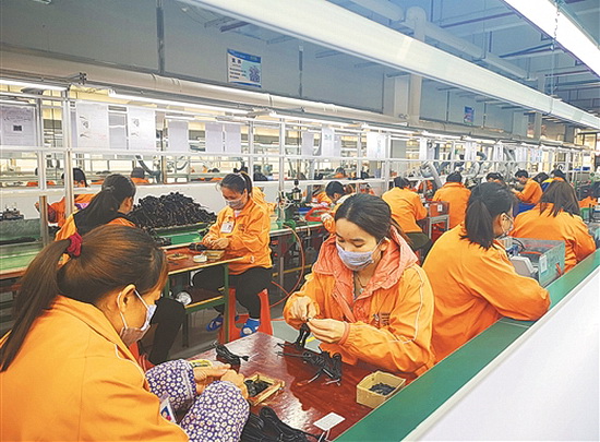 东兰各扶贫车间相继复工复产 贫困户返岗工作