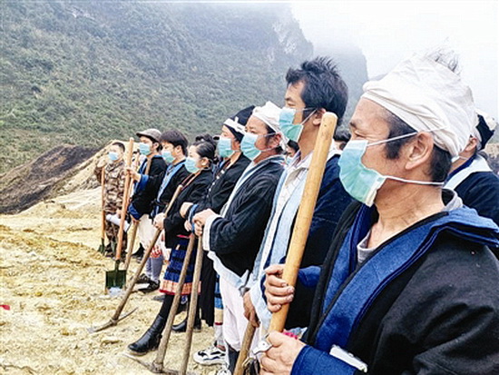 侧岭乡:荒坡巧变“花果山”