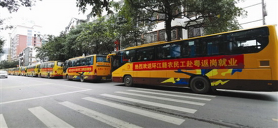 环江专车护送767人南下复工