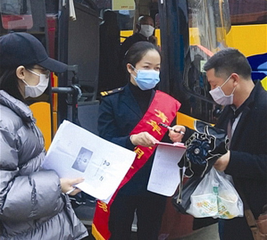 凤山152名农民工返岗复工