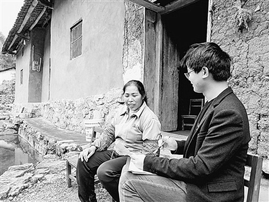 第一书记变身“网络主播” 让桑果产业走出去