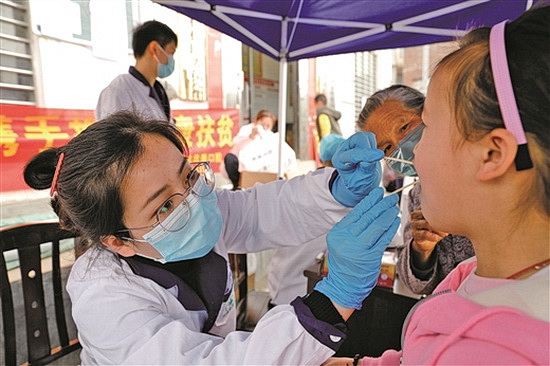 口腔诊疗志愿者免费为贫困山区儿童检查口腔