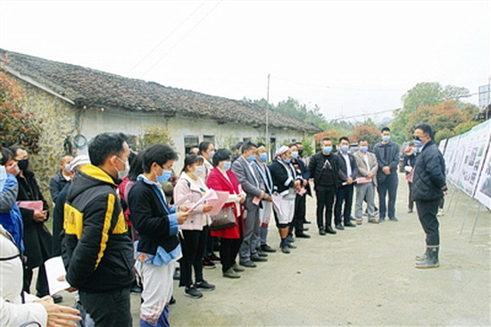 人大代表向龙头企业取经巩固脱贫成效