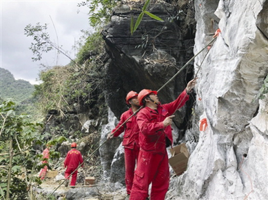 大化屯级公路爆破侧记：炸山劈出幸福路