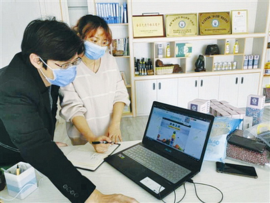 返乡大学生创电商 滞销土货卖全国